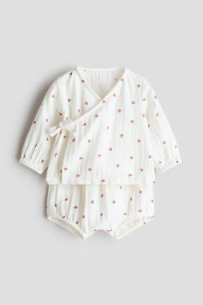 H&M 2-piece Wrapover Muslin Set in White/strawberries at Nordstrom, Size Newborn