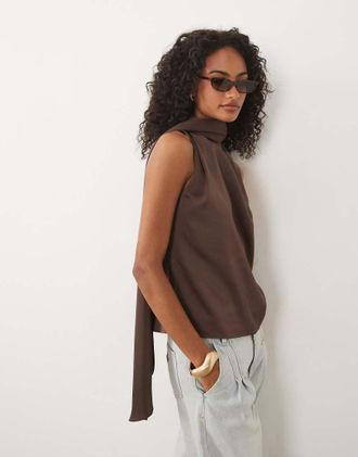 Pretty Lavish Breya - Blusa senza maniche in raso color cioccolato con sciarpa al collo-Marrone