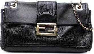 Fendi Borsa a tracolla Baguette in pelle con battente e catena 2010-2025 - Nero
