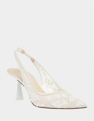 Betsey Johnson Womens Nikki Pointed Toe Pump In Ivory