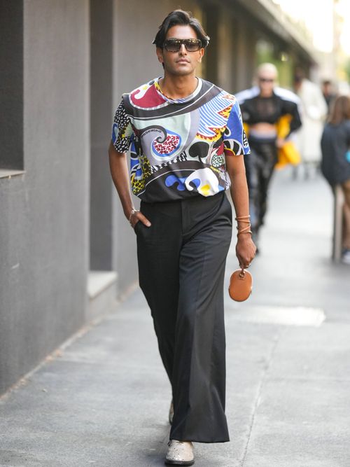 Rahi Chadda trägt ein buntes T-Shirt mit schwarzer breiter Hose auf der Milan Fashion Week.