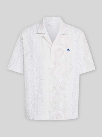 adidas Originals Relaxed Fit Freizeithemd aus Seersucker mit Logo-Applikation in Offwhite, Gr&ouml;&szlig;e L
