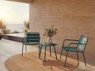 Vente-Unique Salotto da giardino in metallo - 2 poltroncine basse impilabili e un tavolino - Verde abete - MIRMANDE di MYLIA