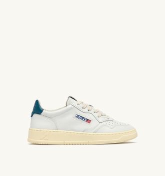 Autry MEDALIST LOW SNEAKERS IN WHITE AND MALLARD BLUE LEATHER
