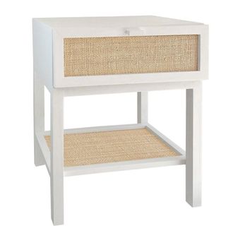 NATYAL Mesita de noche de madera maciza blanca con balda y caj&oacute;n de rafia