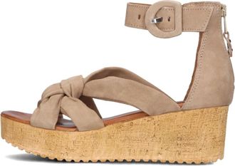 Omoda Elegante sleehak sandalen met knoopdetail - Dames - Sleehakken - Beige - 38 EU - Su&egrave;de - Schoenen
