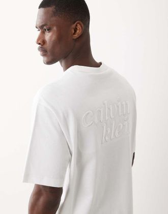 Calvin Klein Jeans T-shirt bianca con grafica del logo sul petto-Bianco