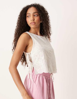 Free People Top senza maniche con ricami e laccetti laterali bianco