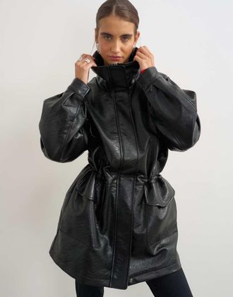 Topshop giacca in pelle sintetica con vita stretta e collo a imbuto nera-Nero