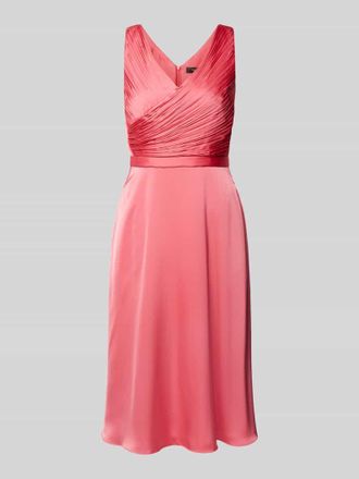 Vera Mont Knielanges Cocktailkleid mit Plisseefalten in Lachs, Größe 36