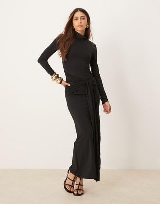 Gina Tricot Gina Tricot - Vestito lungo nero accollato con maniche lunghe e allacciatura sul davanti