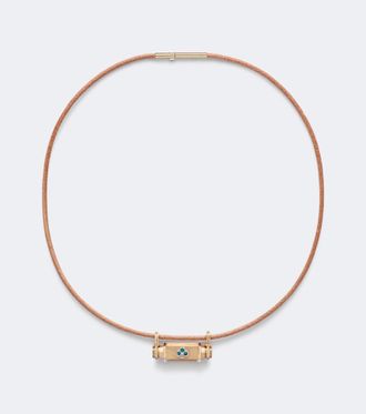 Marie Lichtenberg Collar Clover Smash de oro de 18 ct y piel con esmeraldas