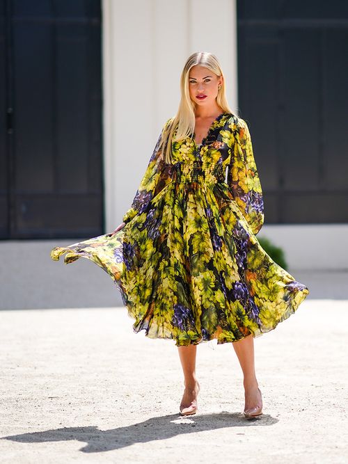 Modebloggerin Lexi Fargo in einem schwingenden Midi-Kleid