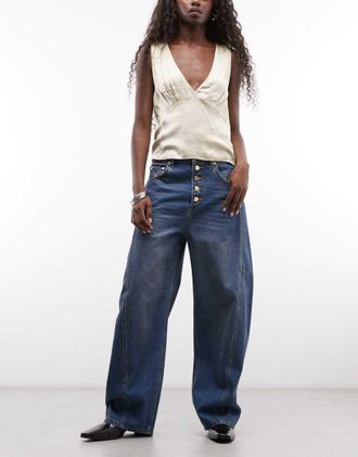 AllSaints Carter jeans in denim a gamba a barile con bottoni lavaggio medio blu