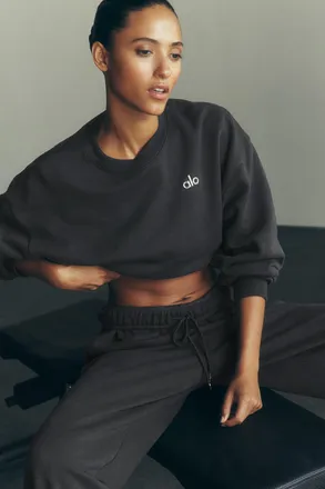 Alo | Cropped Accolade Crewneck Top in Anthracite, Size: Medium