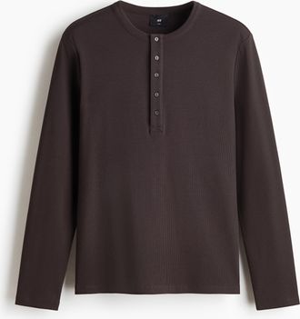H&M Geripptes Henleyshirt in Slim Fit - Dunkelbraun
