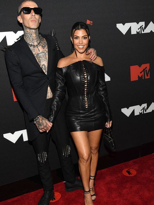 Kourtney Kardashian in einem schwarzen Minikleid zusammen mit Travis Baker.