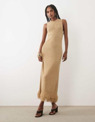 Pretty Lavish Cameron - Vestito lungo senza maniche in maglia color tortora con scollo a vogatore e fondo con nappe-Neutro