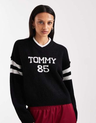 Tommy Jeans Maglione nero con logo stile college e numero 85