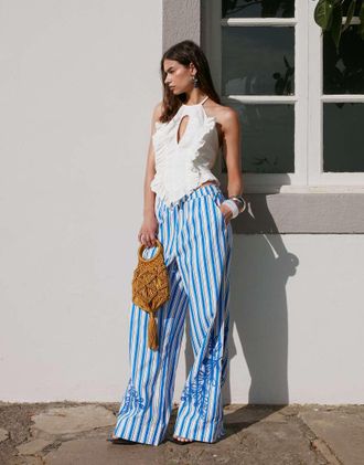 Vero Moda Pantaloni a fondo ampio blu a righe con fiori ricamati premium