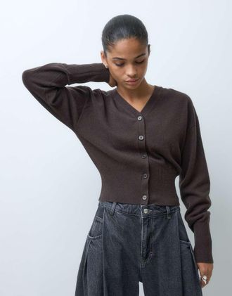 & Other Stories cardigan aderente con bottoni, scollo a V, maniche con polsino, in pura lana, marrone scuro