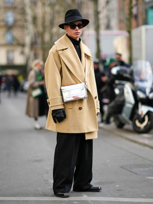 Street Style Look von der Paris Fashion Week, wo ein Gast einen Wollhut mit Handschuhe trägt