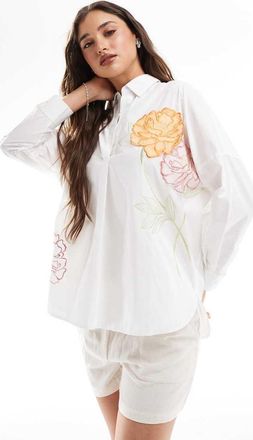 French Connection Camicia in cotone bianca con ricamo a fiori e dettagli colorati-Bianco