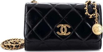 Chanel CC Medallion Wallet on Chain Quilted Shiny Lambskin crossbody bag - Zwart
