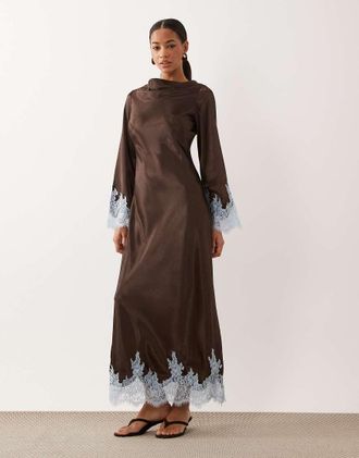 Tfnc Vestito lungo in raso color cioccolato con scollo ad anello, finiture in pizzo a contrasto e maniche a campana-Marrone