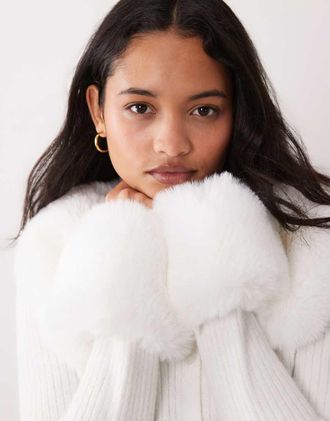 Miss Selfridge cardigan con bottoni e colletto e polsini in pelliccia sintetica color crema-Bianco