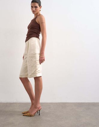 Topshop Pantaloncini cargo taglio lungo in raso &eacute;cru-Bianco