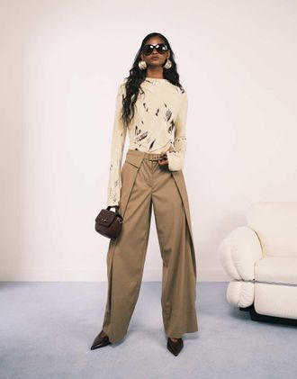 Asos Pantaloni sartoriali a fondo ampio color cammello con risvolto in vita-Marrone