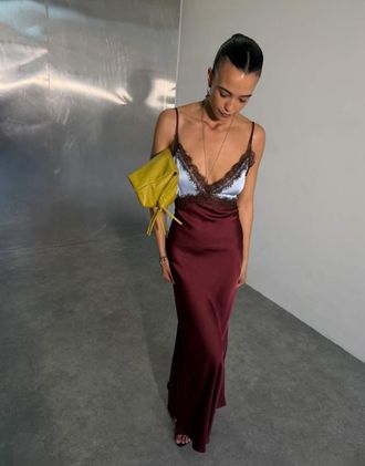 Never Fully Dressed vestito lungo in raso taglio sbieco con spalline, dettagli in pizzo, bicolore, bordeaux e azzurro chiaro-Rosso