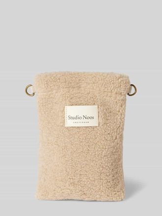 Studio Noos Phone Bag mit Label-Patch in Ecru, Gr&ouml;&szlig;e 1