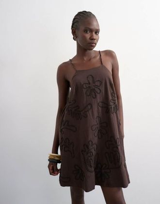 Topshop Vestito corto a trapezio marrone con spalline con perline e cordoncino 3D