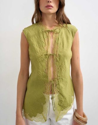 Topshop Top kaki asimmetrico con laccetti sul davanti e maniche ad aletta-Verde