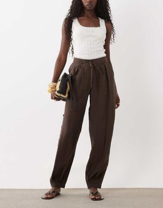 Miss Selfridge pantaloni sartoriali fluidi a palloncino color cioccolato-Marrone