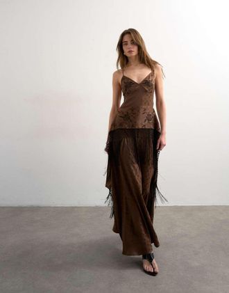 Topshop Vestito lungo in raso color cioccolato con spalline sottili, ricamo jacquard e frange-Marrone