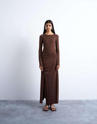 Topshop Vestito lungo arricciato a maniche lunghe marrone cioccolato