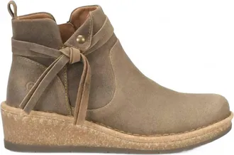 Born Womens Vaughn Boot In Taupe