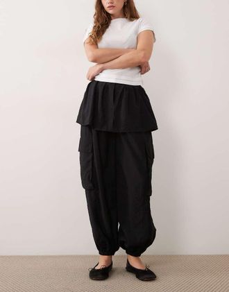 Asos pantaloni neri con gamba balloon e dettaglio gonna-Nero