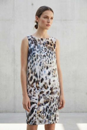 M&oacute;veis Conquista Mouwloze jurk met abstracte print