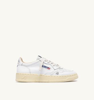 Autry MEDALIST LOW SNEAKERS IN WHITE LEATHER WITH SILVER DETAILS