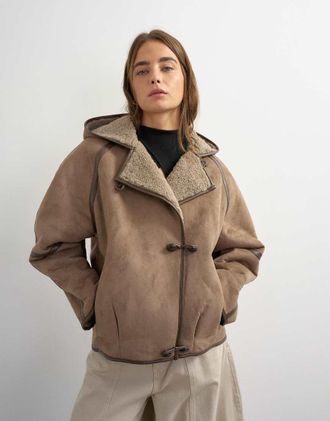 Topshop giacca in montone con cappuccio e alamari marrone