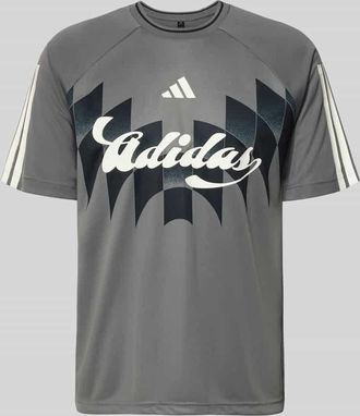 adidas Regular Fit T-Shirt mit Label Print in Anthrazit, Gr&ouml;&szlig;e XXL