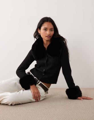 Miss Selfridge cardigan con chiusura a bottoni e colletto e polsini in pelliccia nera-Nero