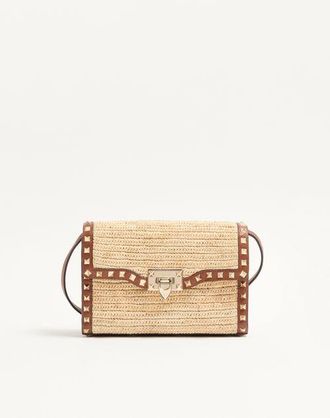 Valentino Garavani Valentino Garavani Rockstud small shoulder bag in raffia Wo