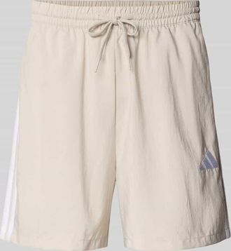 adidas Regular Fit Sport-Shorts mit Kontraststreifen in Sand, Gr&ouml;&szlig;e XXL