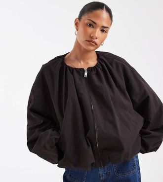 Asos Petite ASOS DESIGN Petite - Bomber corto in nylon color cioccolato con fondo a palloncino-blu navy