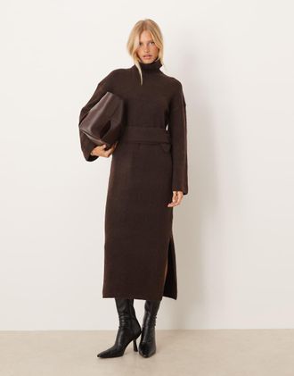 Pretty Lavish Vestito in maglia marrone cioccolato allacciato in vita con collo alto, spacco sulla gamba e gonna al polpaccio